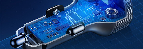 Mini auto punjač s tri priključka i digitalnim zaslonom