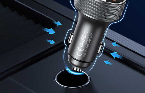 Mini auto punjač s tri priključka i digitalnim zaslonom