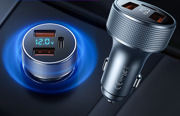 Mini auto punjač s tri priključka i digitalnim zaslonom
