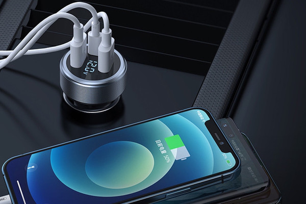 Mini auto punjač s tri priključka i digitalnim zaslonom