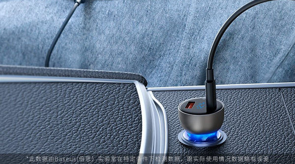 Univerzalni auto punjač s digitalnim zaslonom i USB priključkom