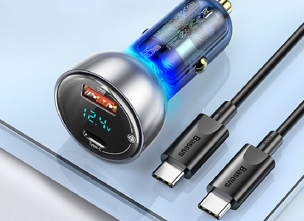 Univerzalni auto punjač s digitalnim zaslonom i USB priključkom