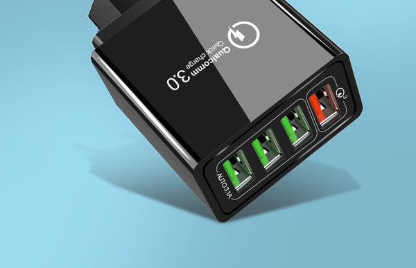 Mrežni punjač sa 4 USB priključka za mobilni telefon