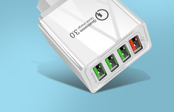 Mrežni punjač sa 4 USB priključka za mobilni telefon