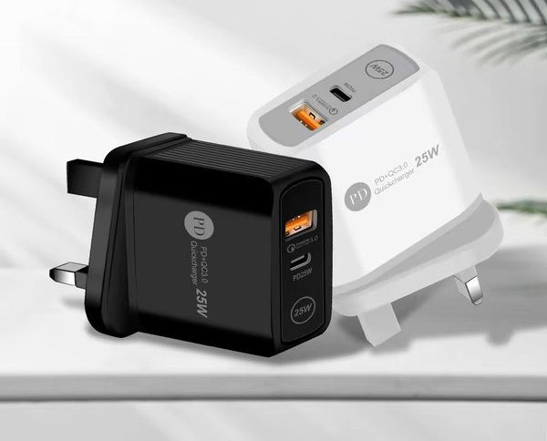 Mrežni punjač za mobilni telefon sa 2 USB priključka