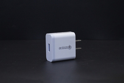Universal φορτιστής με θύρα USB για κινητό τηλέφωνο