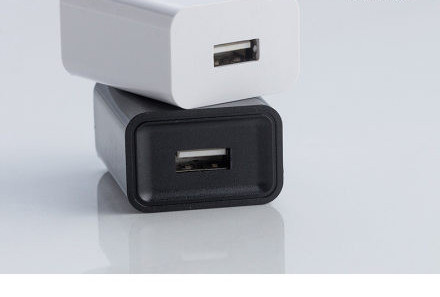 Punjač-adapter za mobilni telefon sa USB priključkom