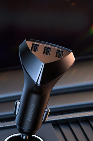 Univerzalni auto punjač sa USB priključkom