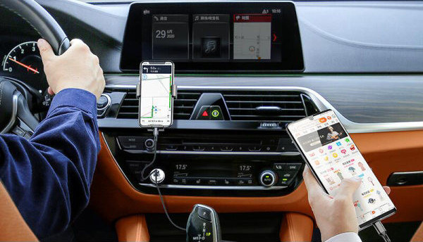 Auto punjač sa USB priključkom