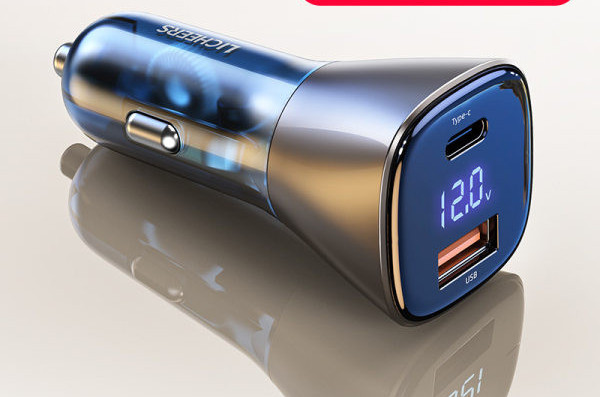 Punjač s USB priključkom za auto