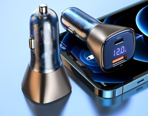 Punjač s USB priključkom za auto