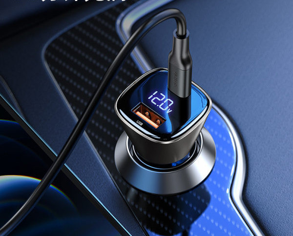 Punjač s USB priključkom za auto