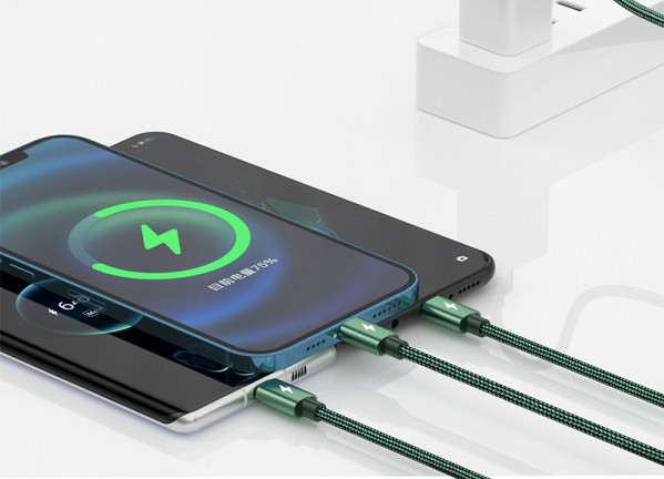 Cablu combinat 3 în 1 pentru transferul de date sau încărcarea telefonului