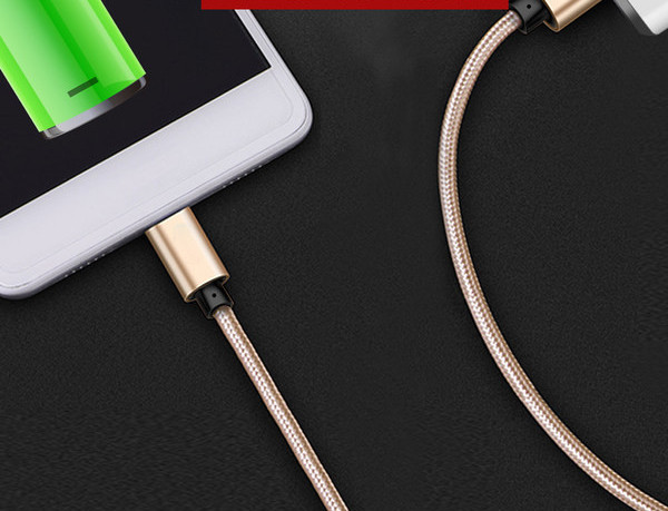 Cablu de date pentru transferul de date și încărcarea unui telefon cu micro USB