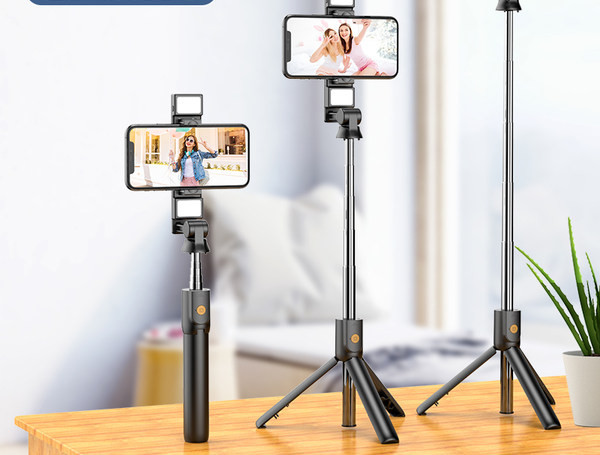 Bluetooth asmenukių lazda ant stovo su apšvietimu