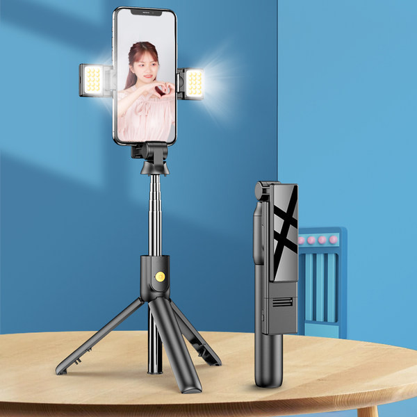 Bluetooth asmenukių lazda ant stovo su apšvietimu