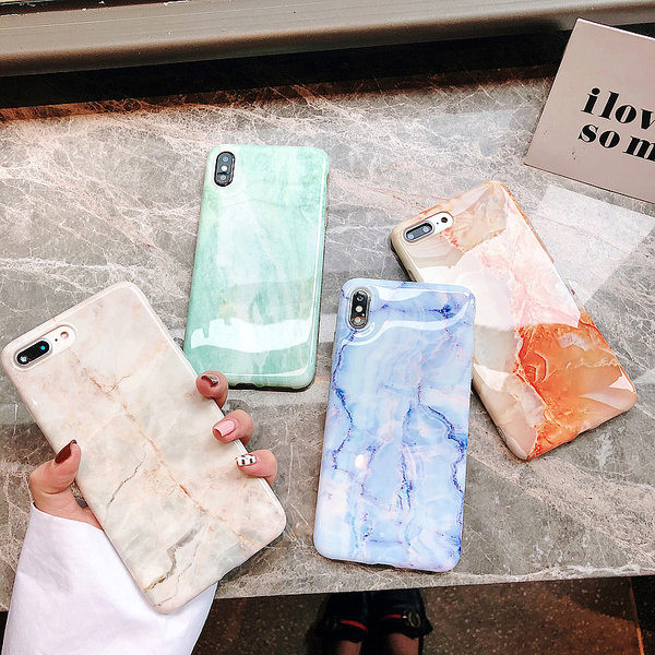 Marmorefektiga ja sillerdavate värvidega silikoonümbris iPhone`ile