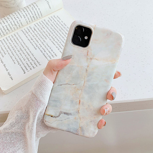 Marmorefektiga ja sillerdavate värvidega silikoonümbris iPhone`ile