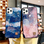 Moodne läikivate elementidega naiste ümbris iPhone`ile