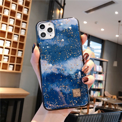 Moodne läikivate elementidega naiste ümbris iPhone`ile