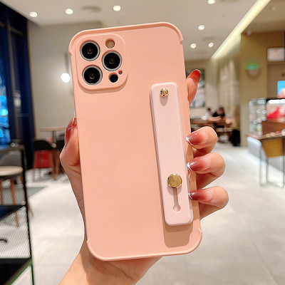 Ühevärviline iPhone`i ümbris, mille tagaküljel on silikoonist hoidik