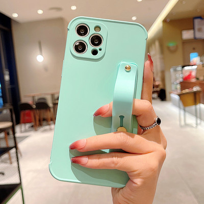 Ühevärviline iPhone`i ümbris, mille tagaküljel on silikoonist hoidik