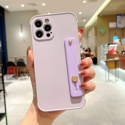 Ühevärviline iPhone`i ümbris, mille tagaküljel on silikoonist hoidik