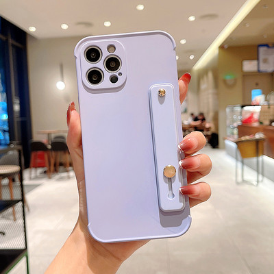 Ühevärviline iPhone`i ümbris, mille tagaküljel on silikoonist hoidik