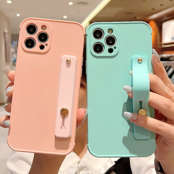 Ühevärviline iPhone`i ümbris, mille tagaküljel on silikoonist hoidik