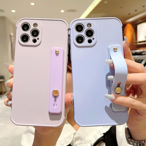 Ühevärviline iPhone`i ümbris, mille tagaküljel on silikoonist hoidik