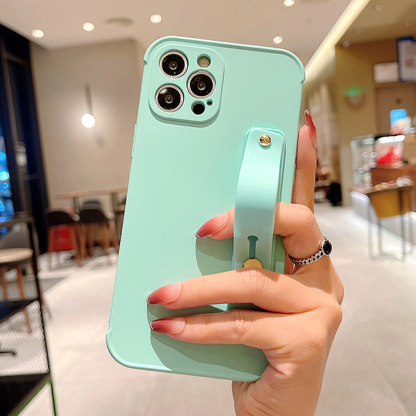 Ühevärviline iPhone`i ümbris, mille tagaküljel on silikoonist hoidik