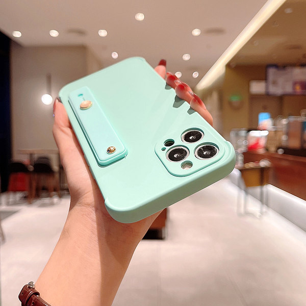 Ühevärviline iPhone`i ümbris, mille tagaküljel on silikoonist hoidik