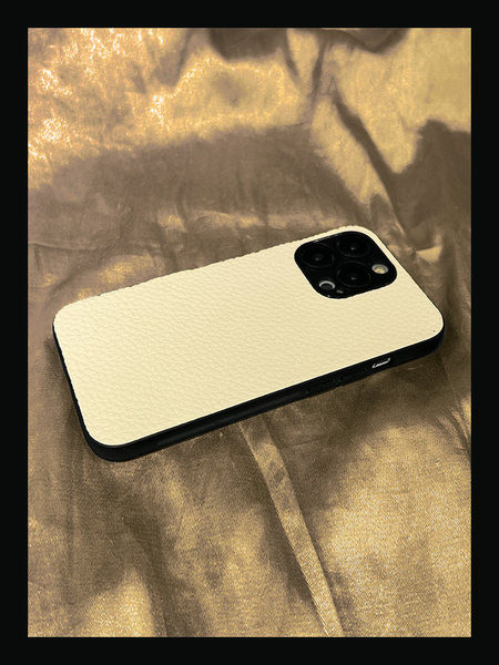 Kõvast silikoonist ümbris iPhone`ile