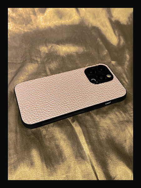 Kõvast silikoonist ümbris iPhone`ile