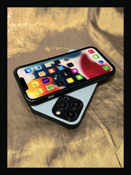 Kõvast silikoonist ümbris iPhone`ile