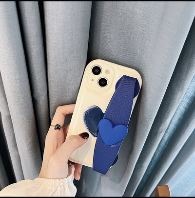 Silikoonist ümbris iPhone`ile südame- ja käerihmaga