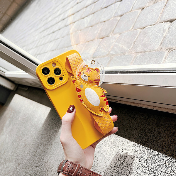 Θήκη σιλικόνης με 3D στοιχείο σε κίτρινο χρώμα -IPhone