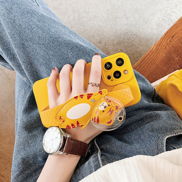 Θήκη σιλικόνης με 3D στοιχείο σε κίτρινο χρώμα -IPhone