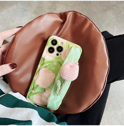 Hoidja ja 3D tulbi kaunistusega silikoonümbris iPhone`ile