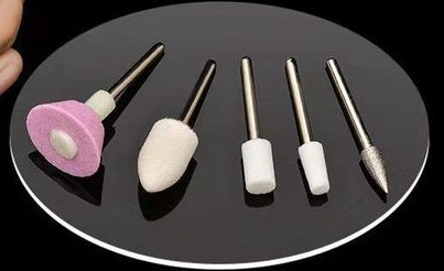 Elektriskā manikīra iekārta ar vairākiem stiprinājumiem