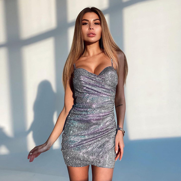 Īsa eleganta kleita ar spīdīgu efektu