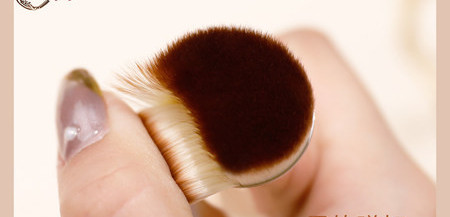 Pensula pentru aplicarea fondului de ten