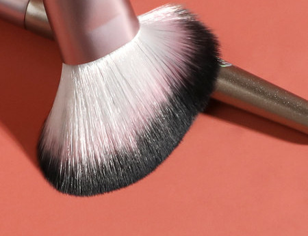 Prijenosna četkica za nanošenje šminke