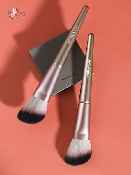 Prijenosna četkica za nanošenje šminke