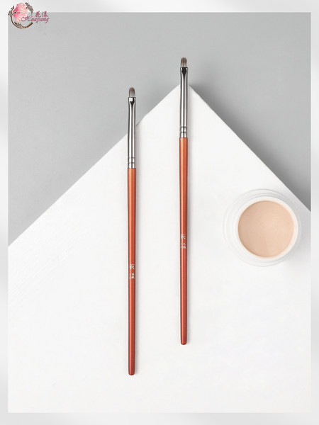 Λεπτό πινέλο για την εφαρμογή concealer