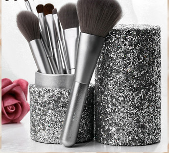 Set pensule de machiaj cu geanta cosmetica