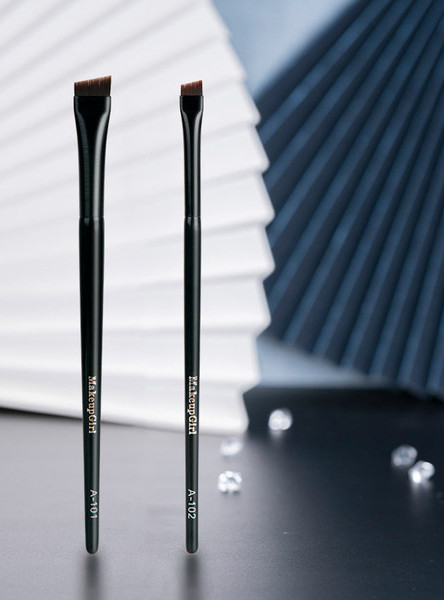 Ukošena četkica za jednostavno nanošenje eyelinera