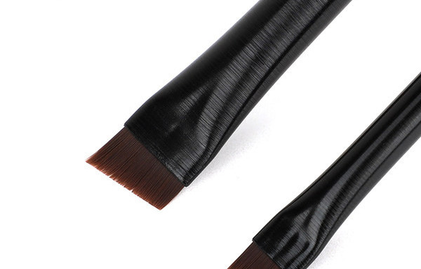 Ukošena četkica za jednostavno nanošenje eyelinera