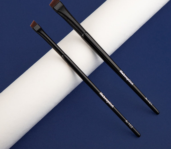 Ukošena četkica za jednostavno nanošenje eyelinera