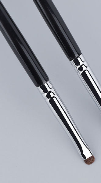 Ravna četka za nanošenje šminke u crnoj boji